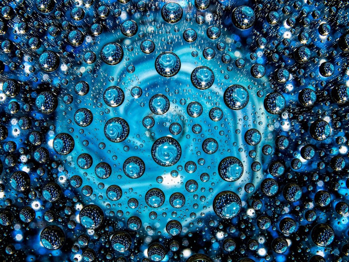 Много пузырей в голубой воронке