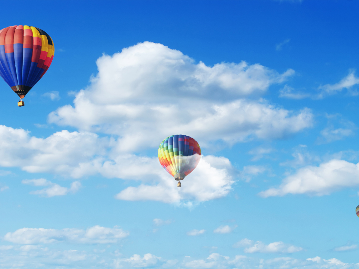 Воздушные шары в голубом небе с белыми облаками 