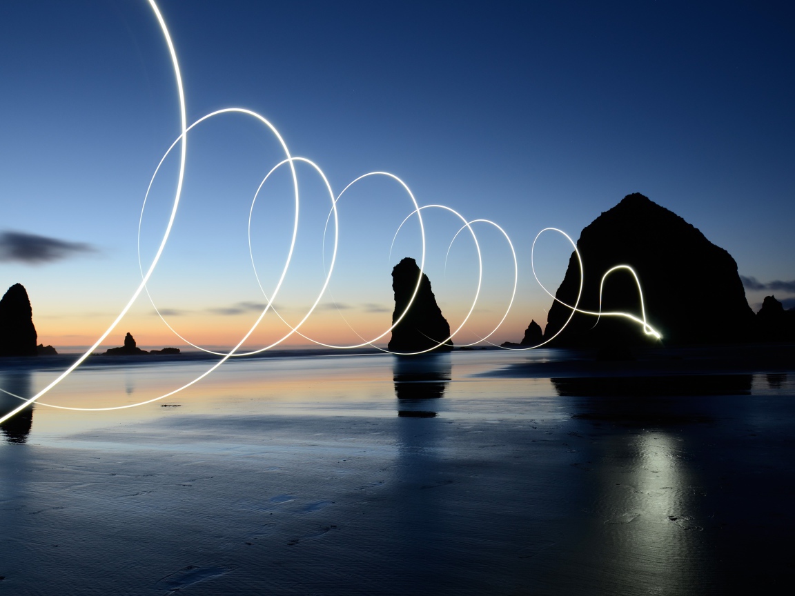 Яркая световая волна над мокрым морским песком