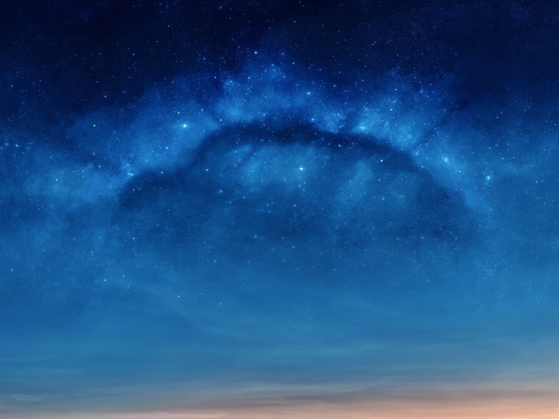 Яркие звезды в голубом небе ночью 