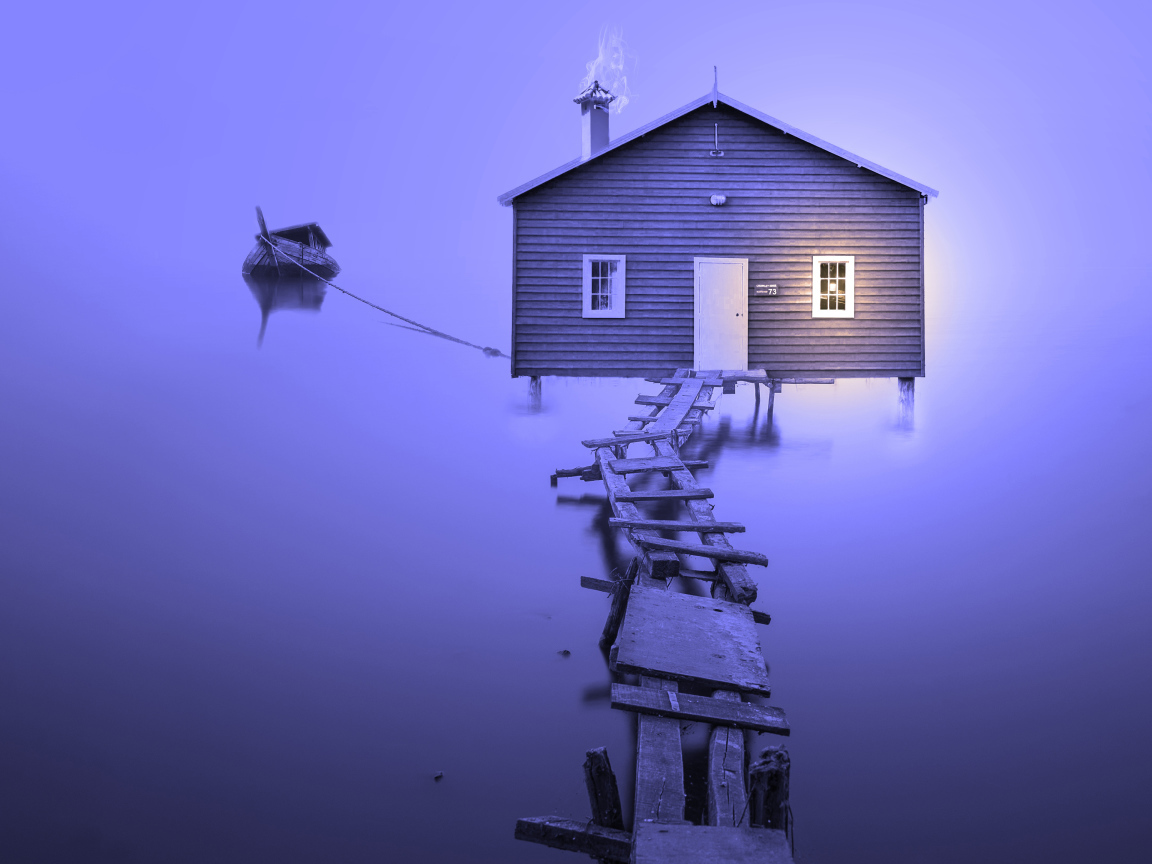 Сломанный деревянный мост к дому на воде