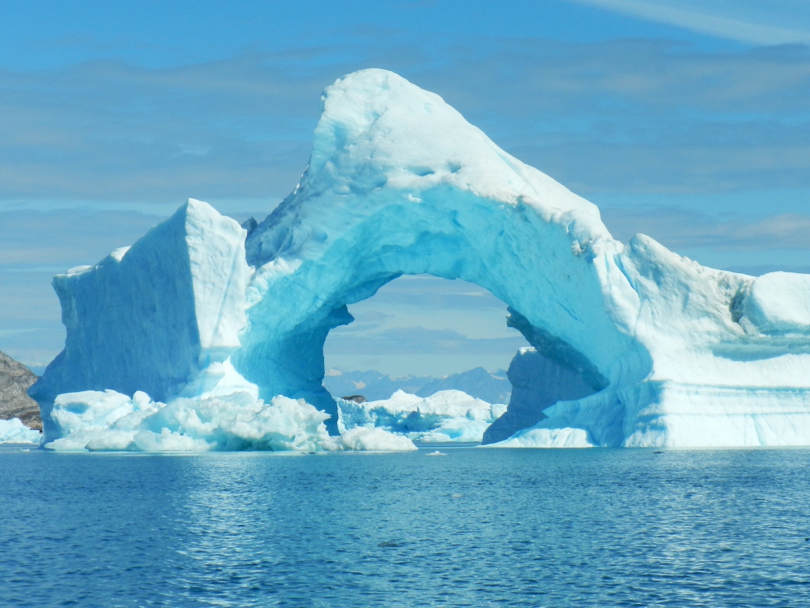 Огромный голубой айсберг в океане 