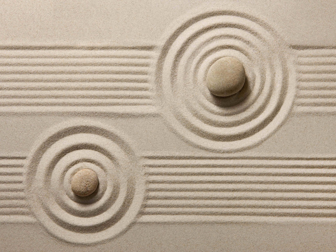 Японский сад камней на белом песке