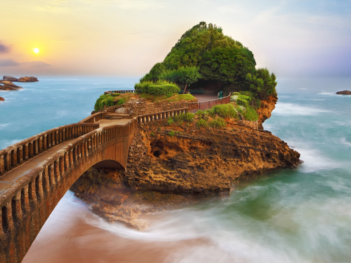 Старый мост идет к острову в океане, Франция