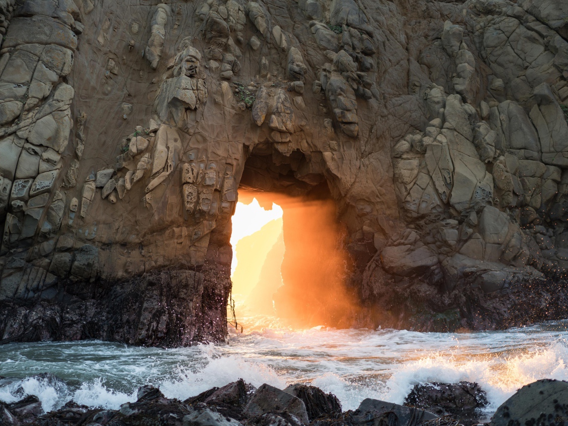 Проход в пещере в океане 