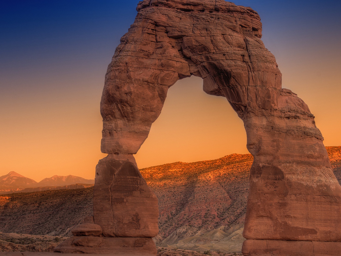 Каменная арка на фоне неба на закате солнца