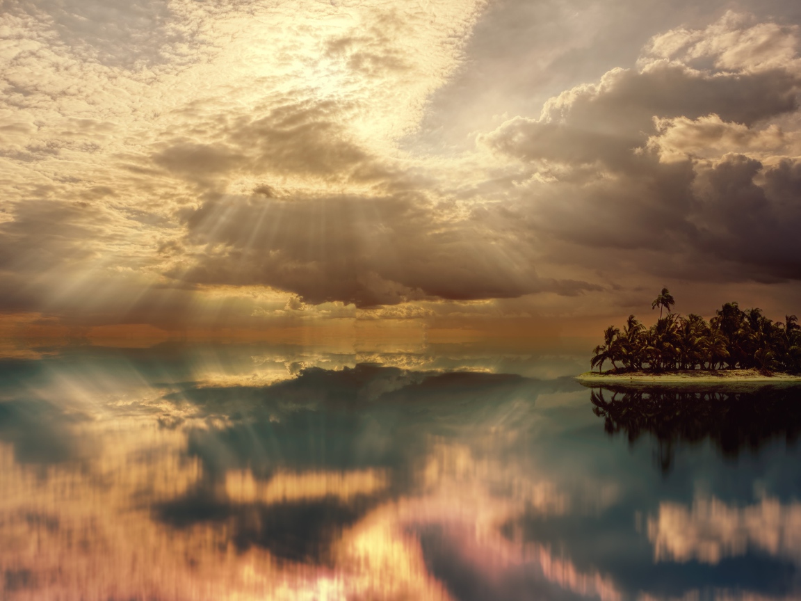 Лучи солнца в небе падают в спокойную воду озера