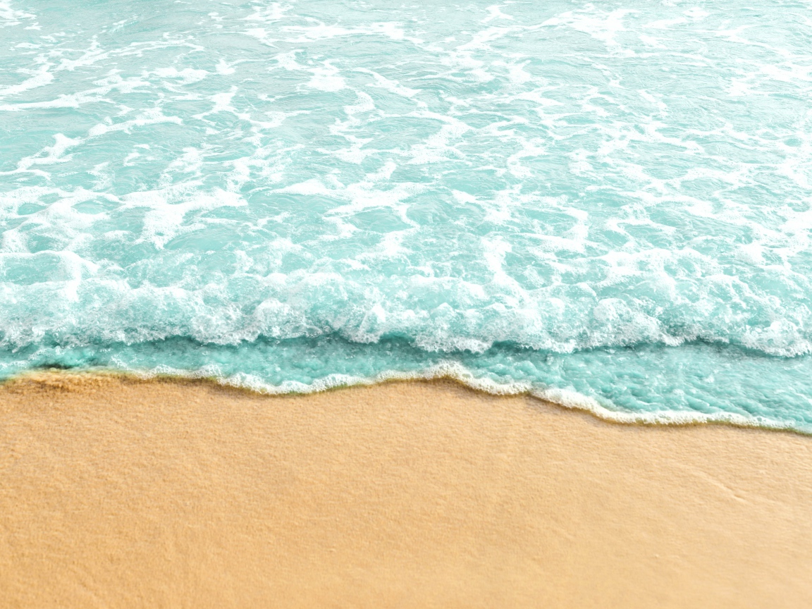 Голубая волна на теплом желтом песке летом