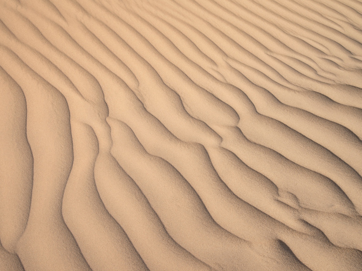 Волны на желтом песке в пустыне  