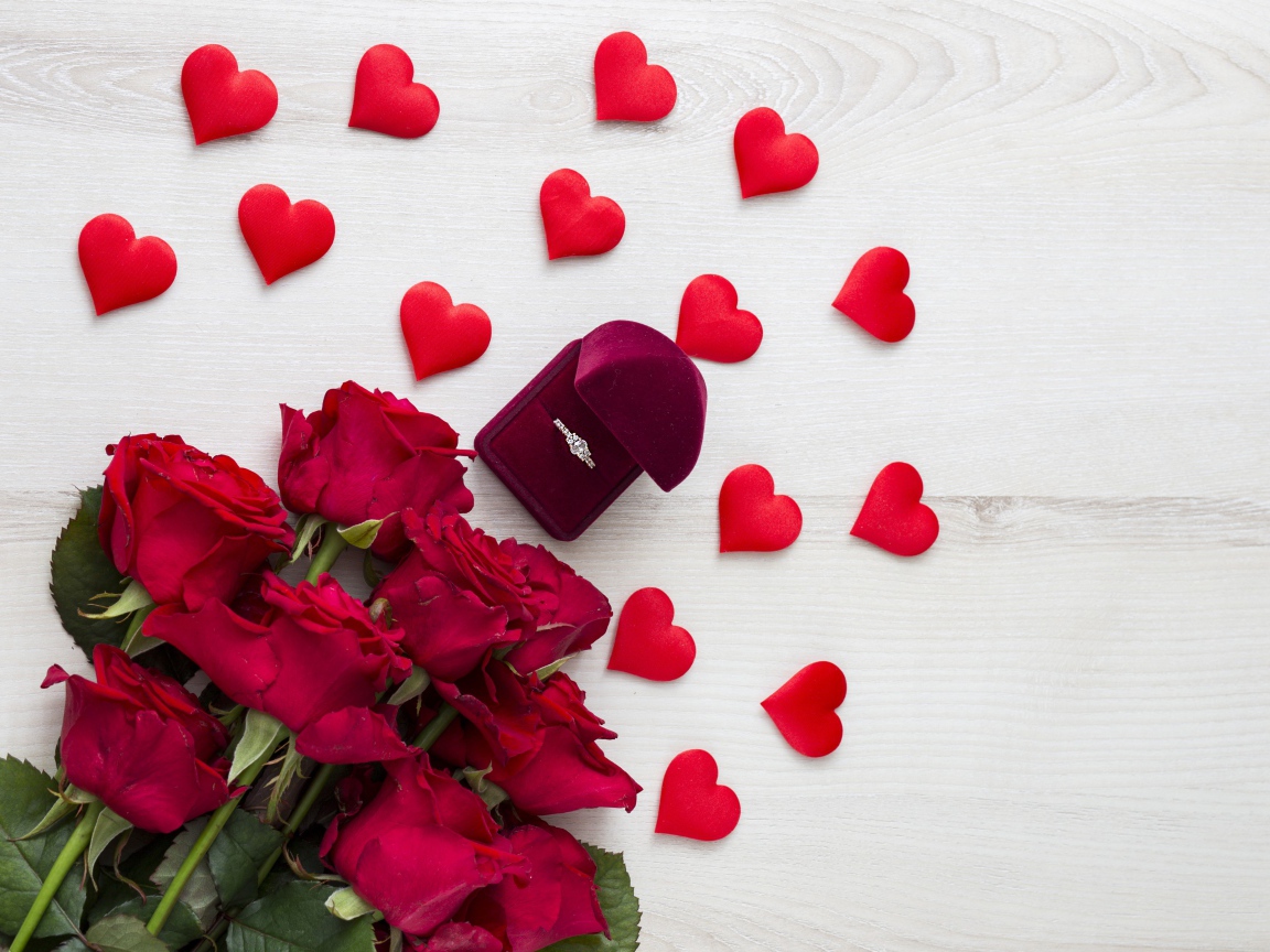Букет красных роз с красными сердечками и коробочкой с кольцом