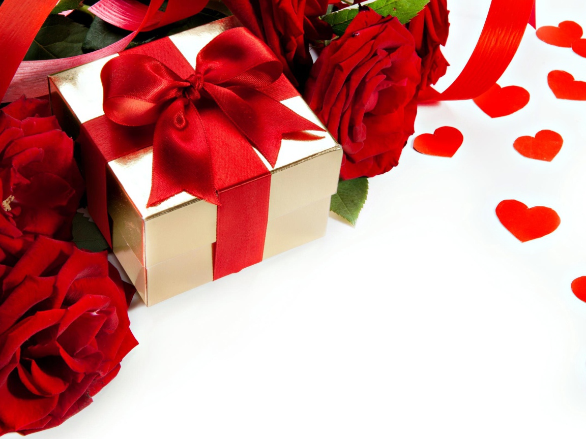 Подарок с красным бантом на белом фоне с красными розами и сердечками
