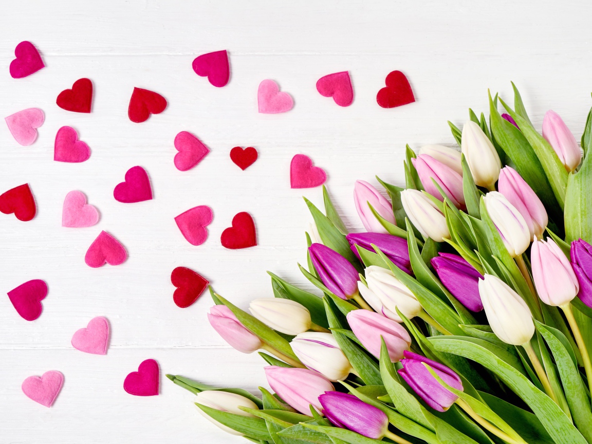 Красивый букет нежных тюльпанов с маленькими сердечками на белом фоне