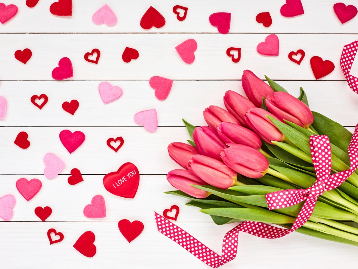 Красивый букет розовых тюльпанов на белом фоне с сердечками и лентой