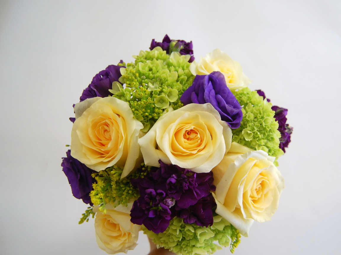 Красивый свадебный букет с розами на сером фоне