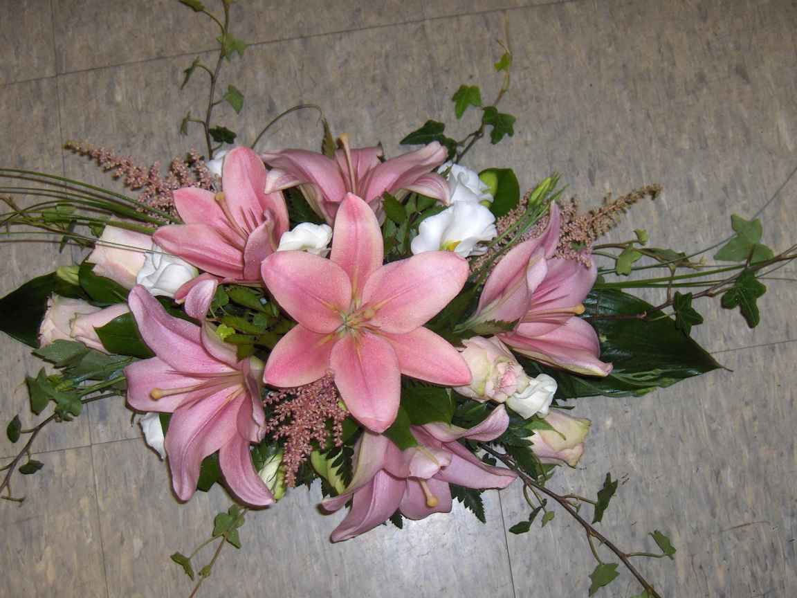 Букет розовых лилий с розами на полу 