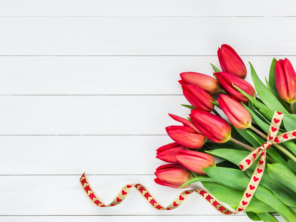 Букет красных тюльпанов с лентой на сером фоне