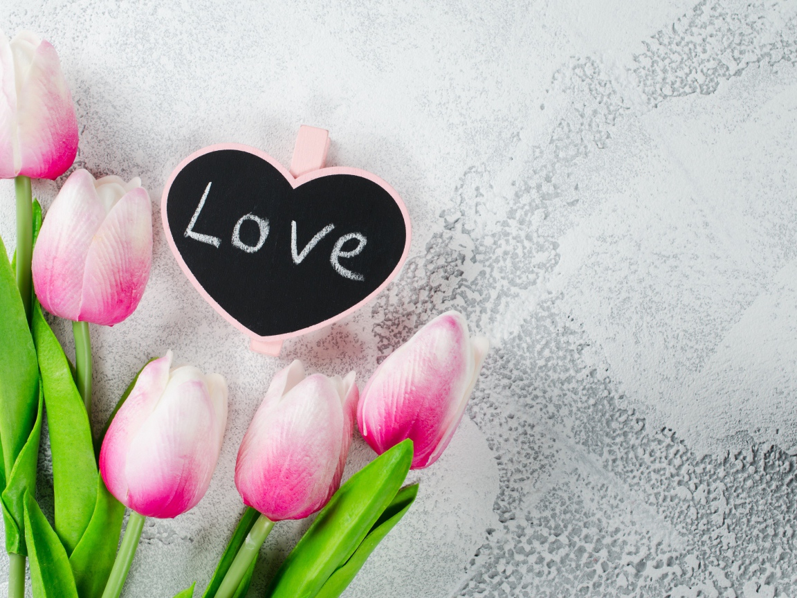Сердечко на сером фоне с букетом розовых тюльпанов