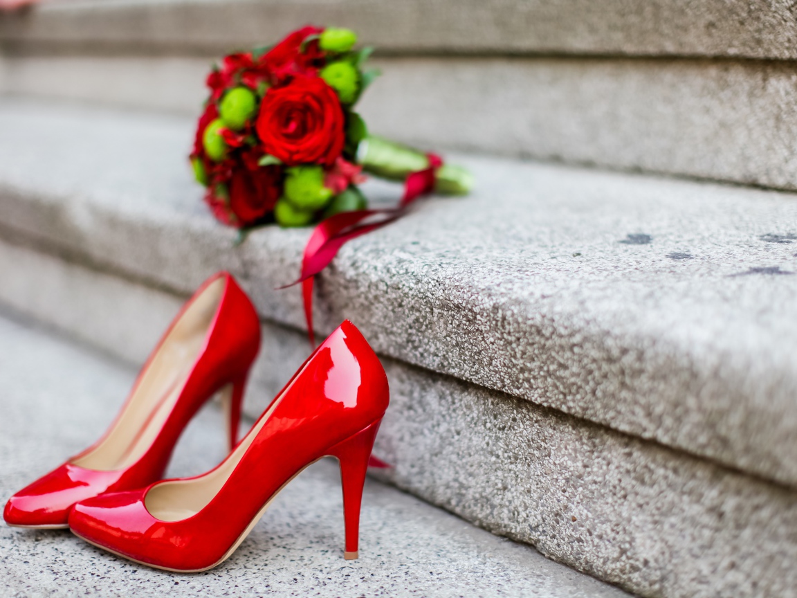 Красные туфли на ступеньках с букетом