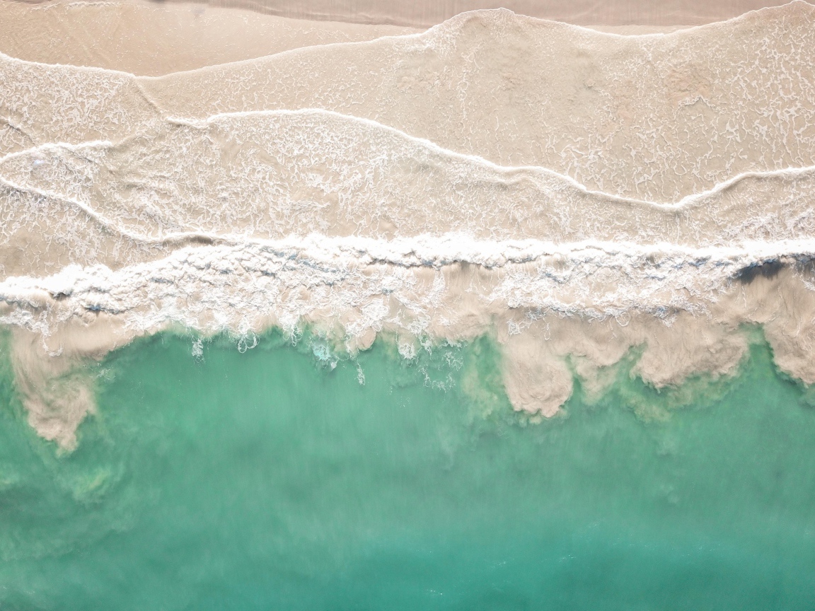 Теплые белые морские волны на песке 