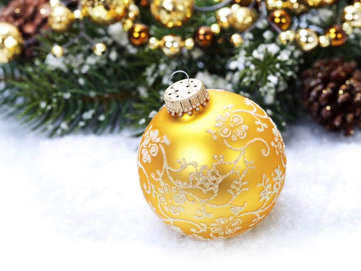 Красивый золотой елочный шар на Новый год 2020 