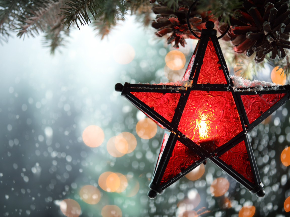 Большая красная звезда на елке на Новый год