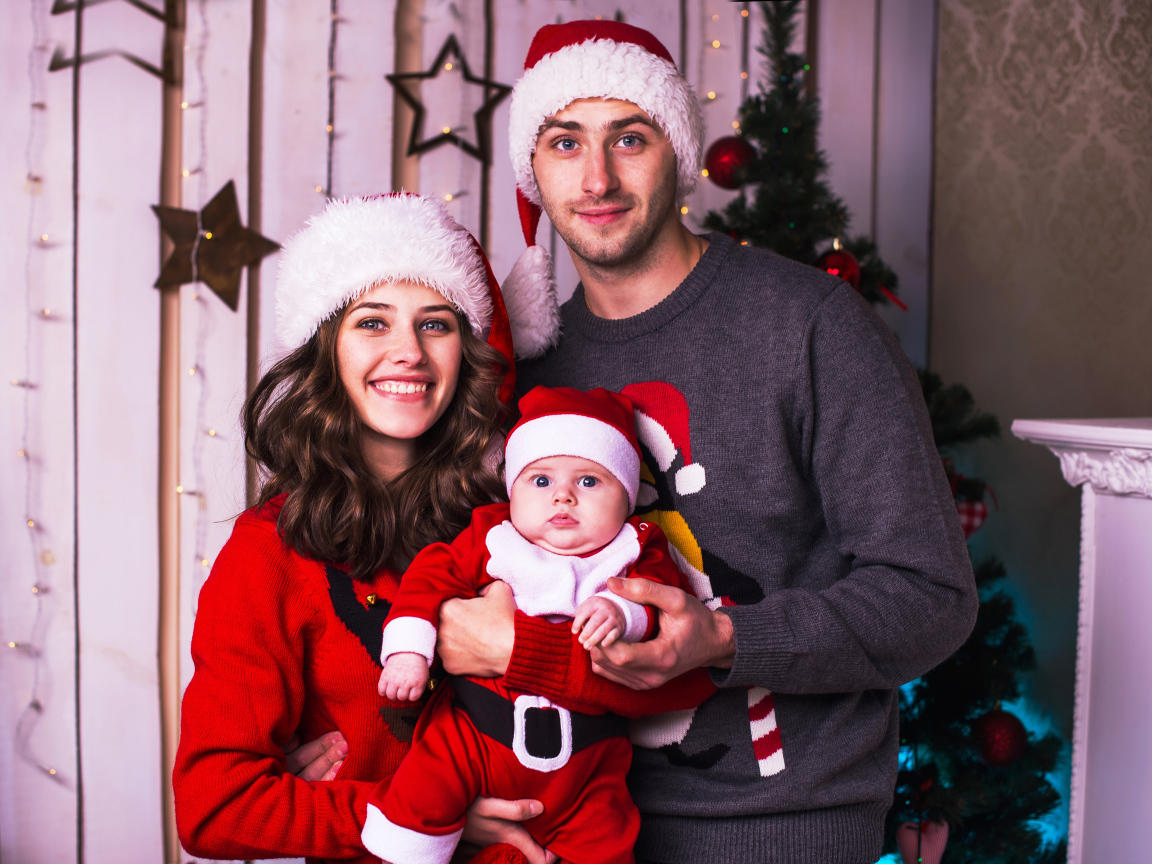 Счастливая семья в новогодних костюмах