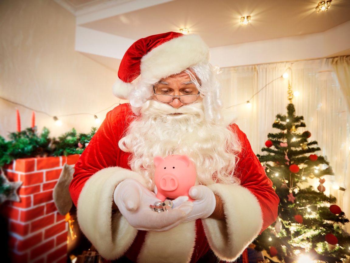 Дед Мороз со свиньей копилкой в руках у новогодней елки