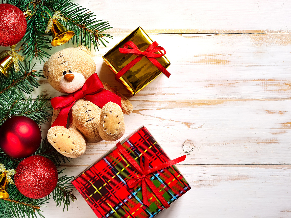 Медвежонок Тедди, подарки, елочная ветка с игрушками на Новый год 2020 
