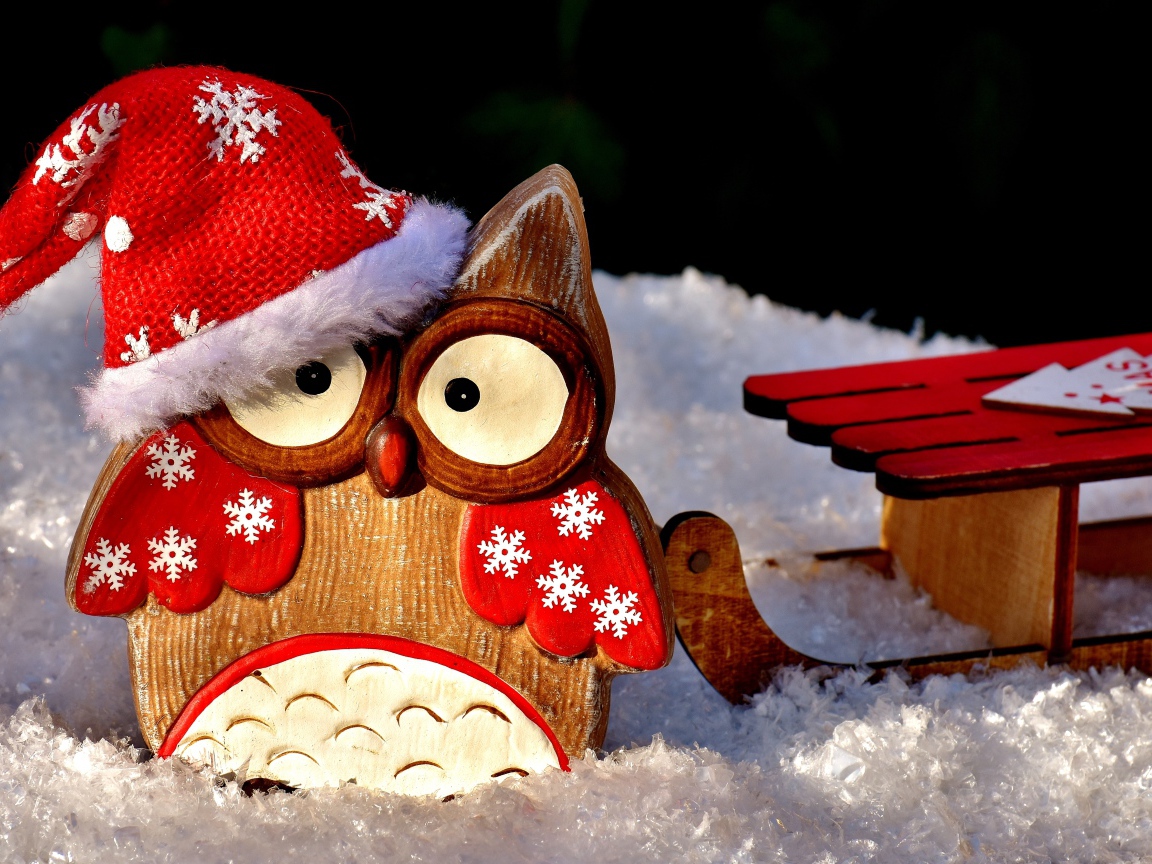 Деревянная фигурка совы в новогодней шапке на новый год 