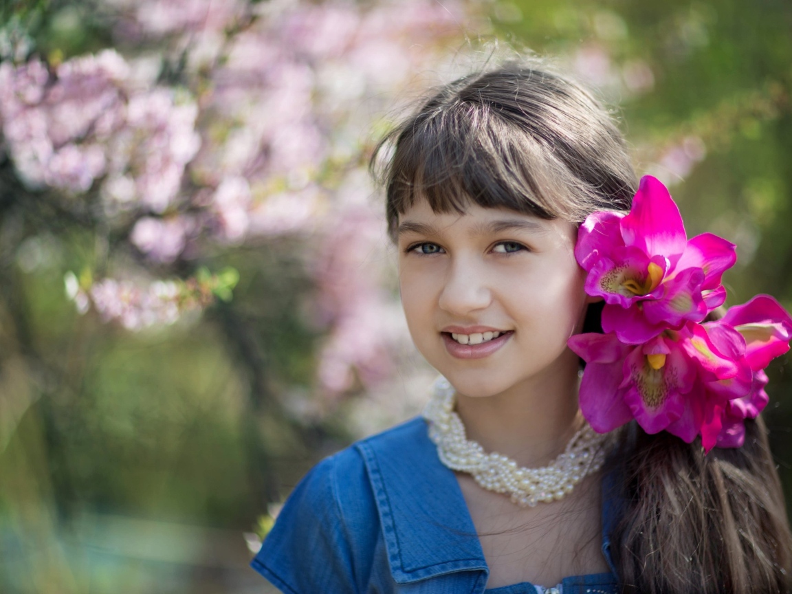 Красивая девочка с розовыми цветами в волосах