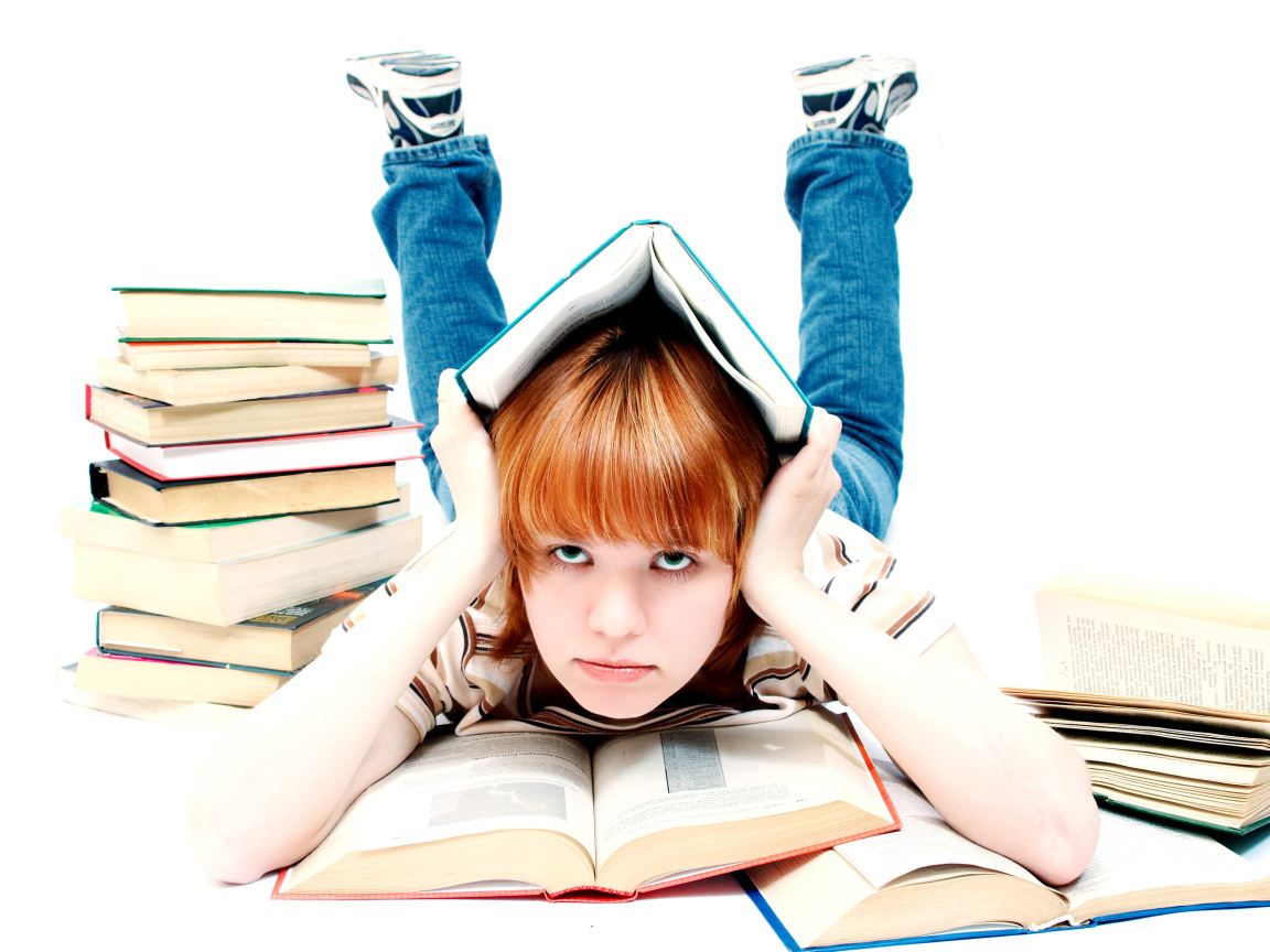 Девочка школьница с книгами на белом фоне