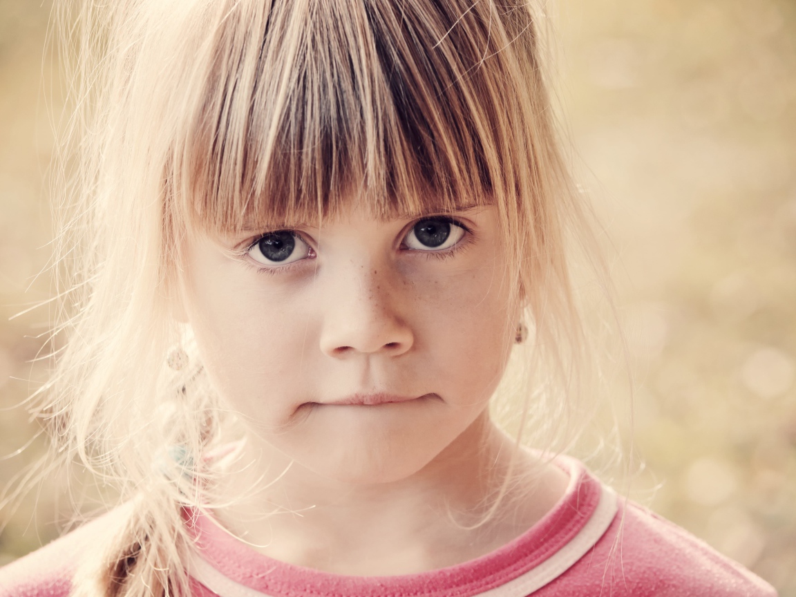 Серьезная маленькая девочка лицо крупным планом