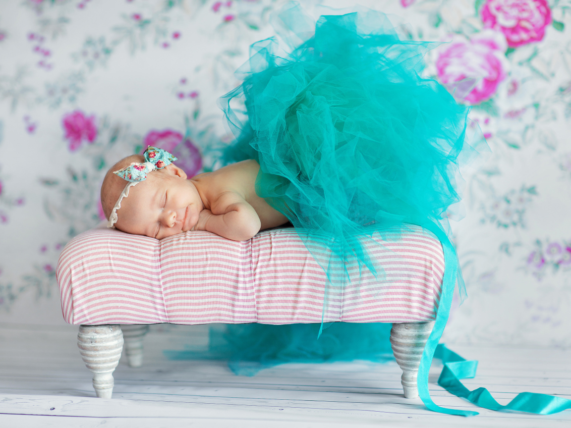 Спящая малышка в голубой пышной юбке 