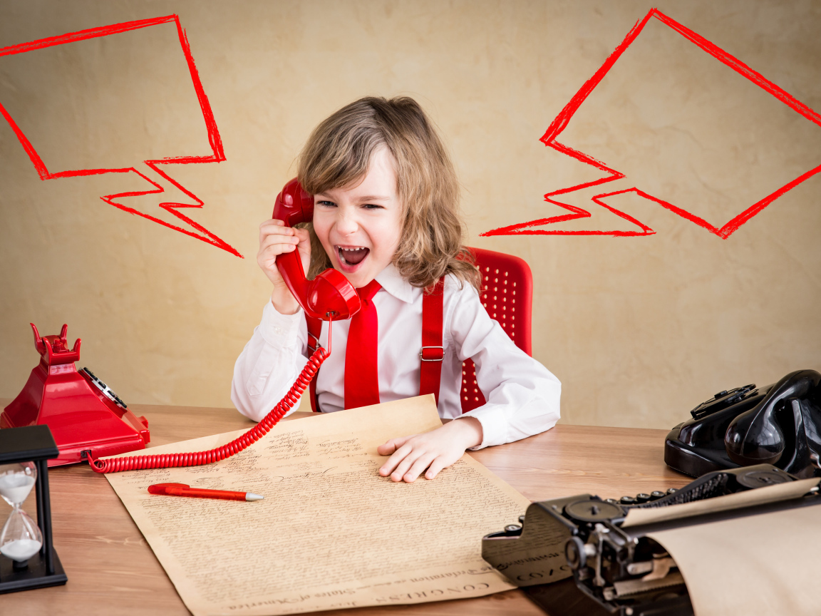 Девочка ведет переговоры по старому телефону