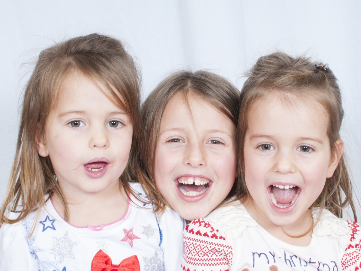 Три маленькие улыбающиеся девочки сестры 