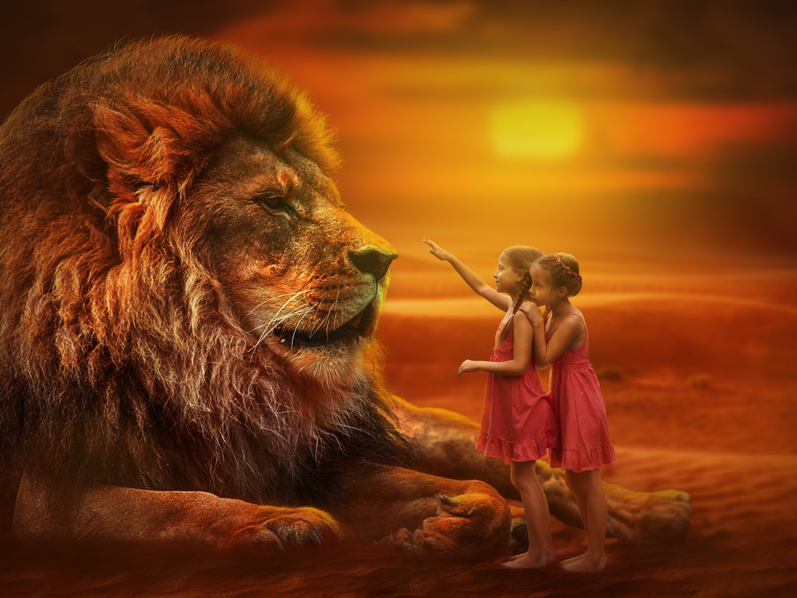 Две маленьких девочка тянут руку к большому льву