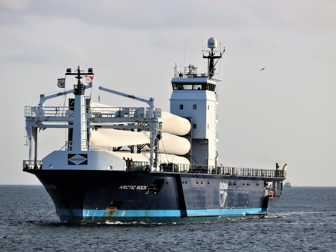 Корабль ARCTIC ROCK в море на фоне неба