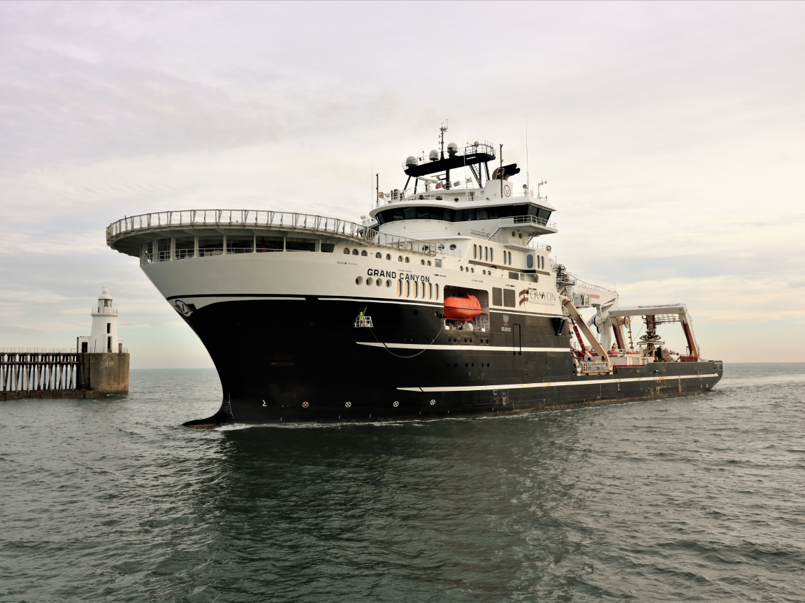 Американский корабль  GRAND CANYON в море