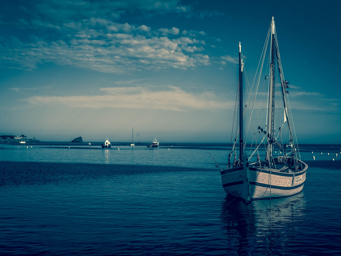 Большая парусная лодка в море