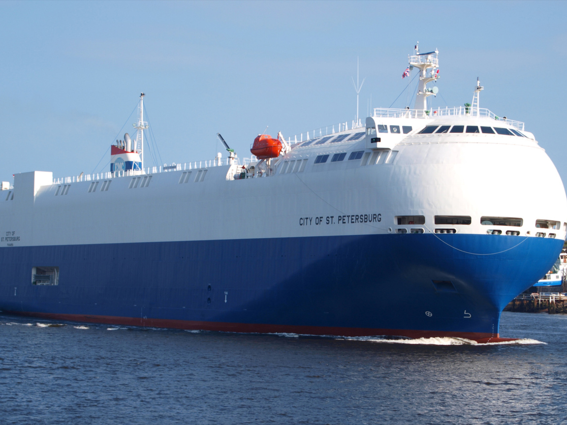 Теплоход-ролкер City of St. Petersburg  в море