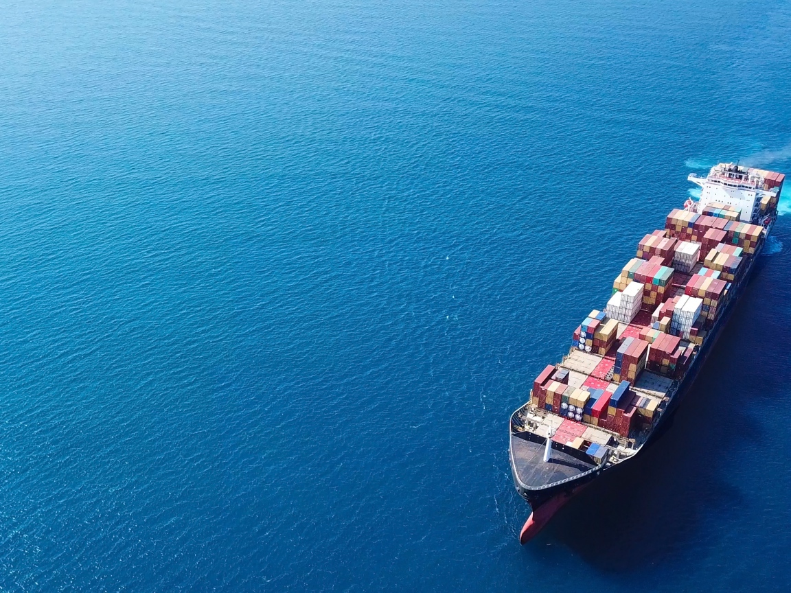 Большое грузовое судно с контейнерами в море 