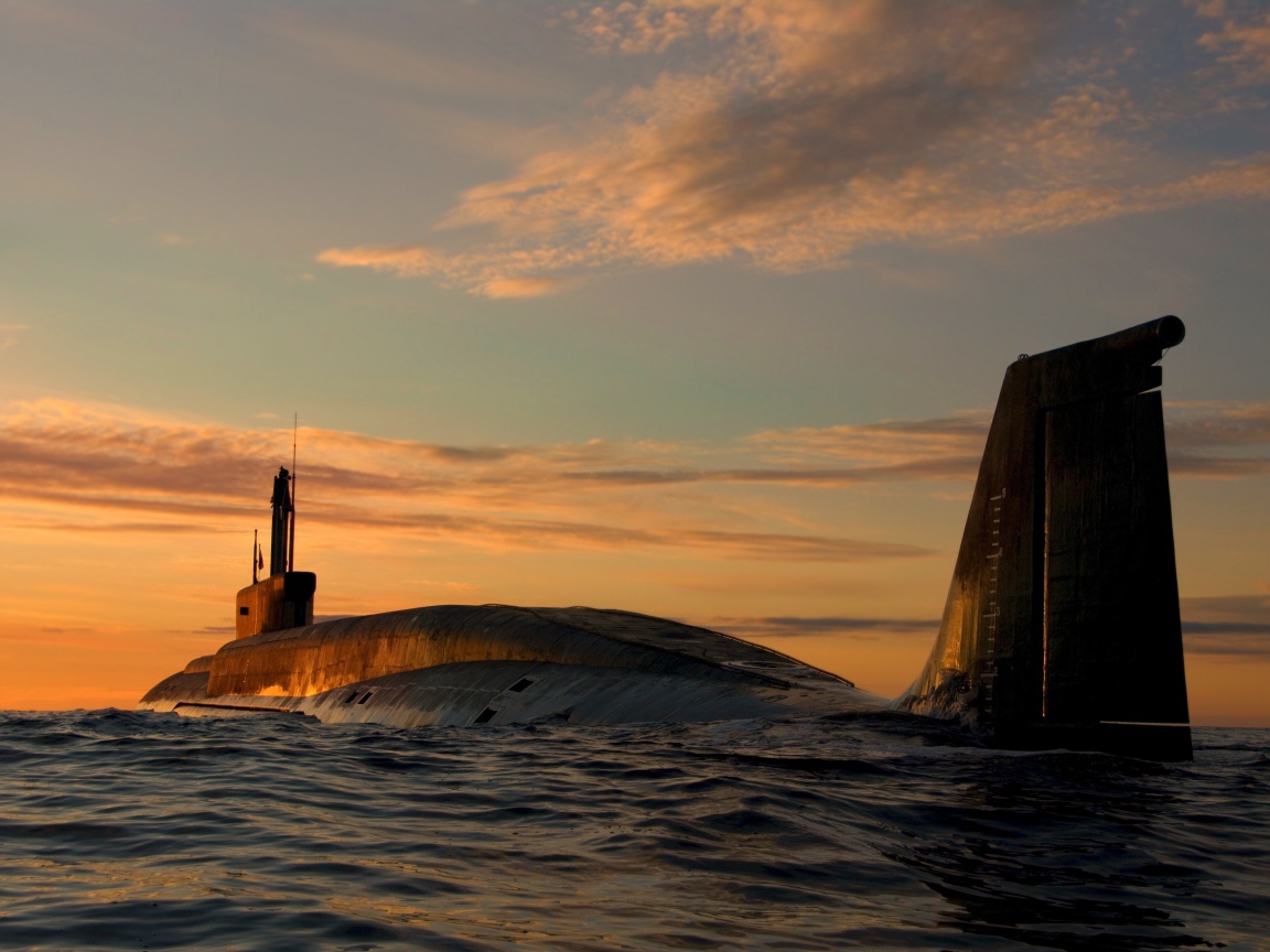 Большая подводная лодка в море под красивым небом