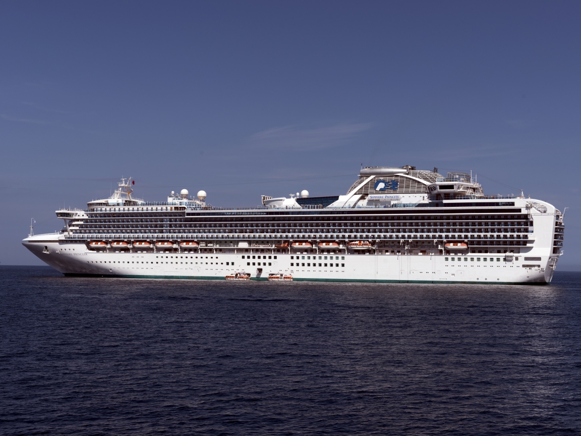Белый круизный лайнер Sapphire Princess в море