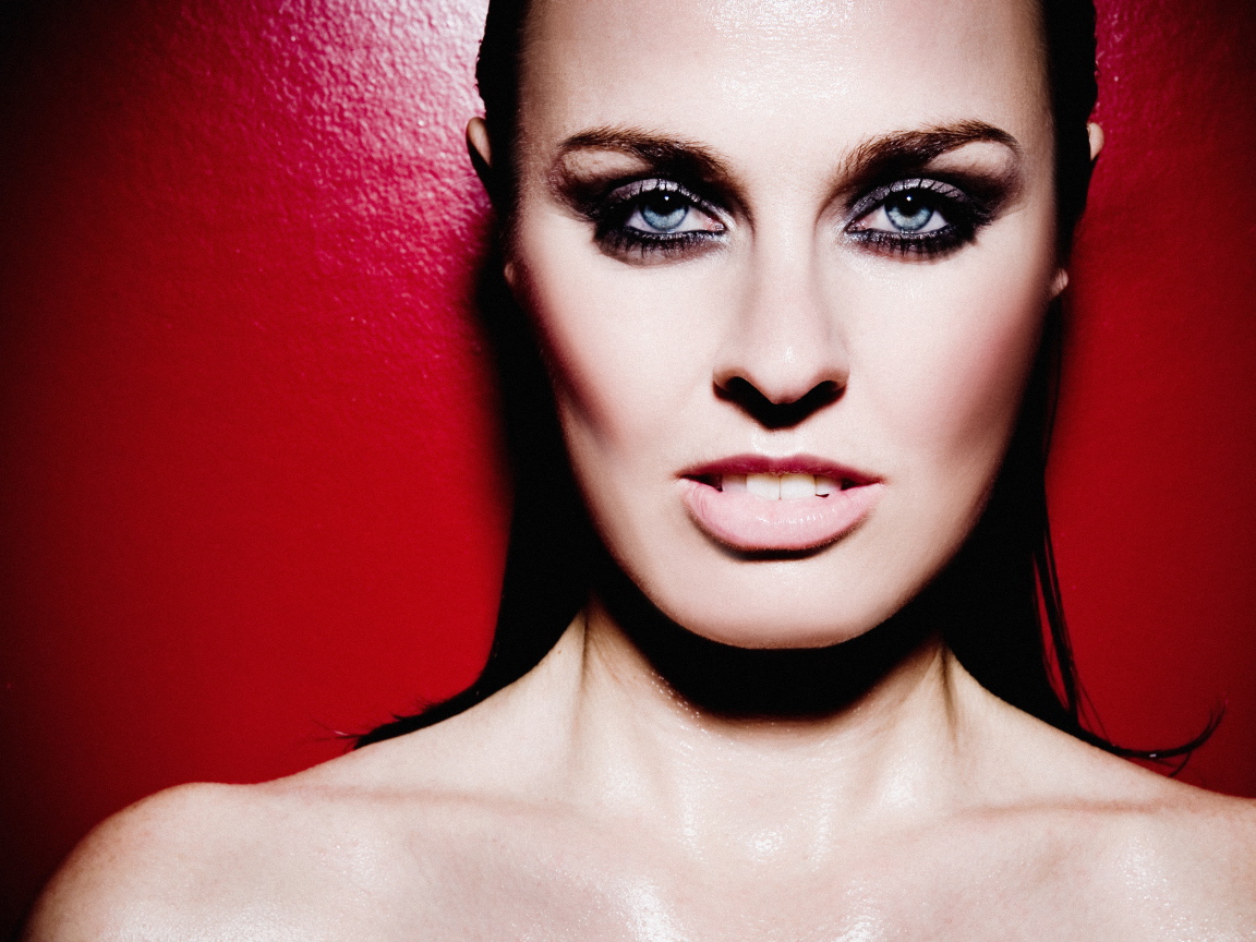 Красивая яркая девушка, теннисистка Мартина Хингис на красном фоне