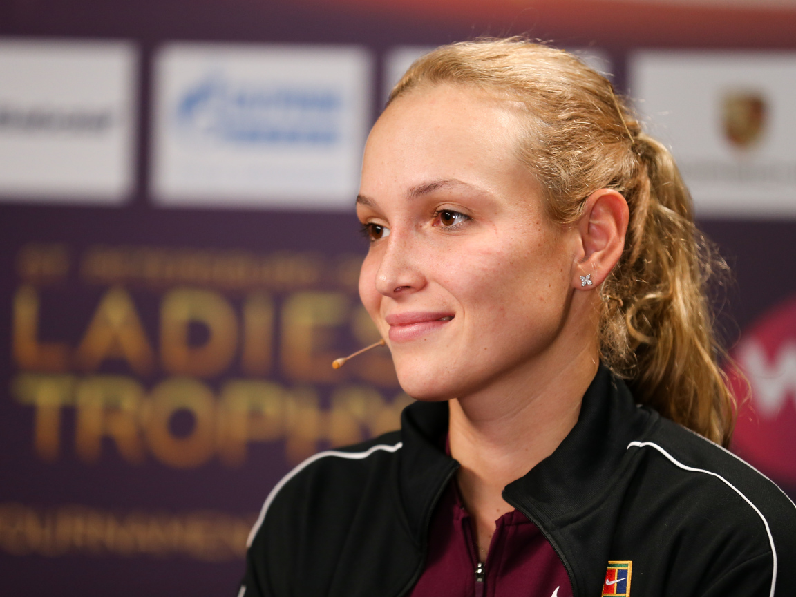 Хорватская теннисистка Донна Векич с микрофоном