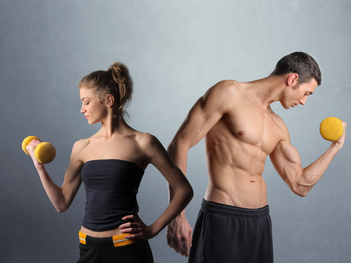 Девушка и парень занимаются спортом с гантелями