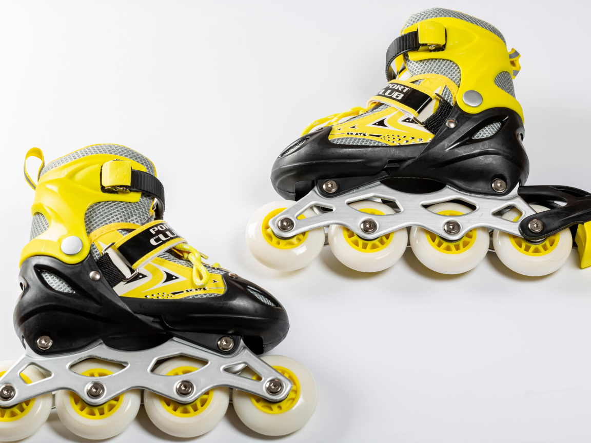 Роликовые коньки на сером фоне