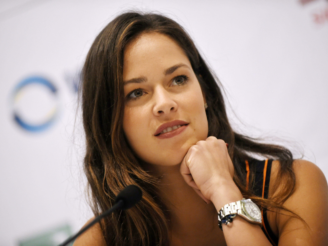 Сербская теннисистка Ана Иванович лицо крупным планом