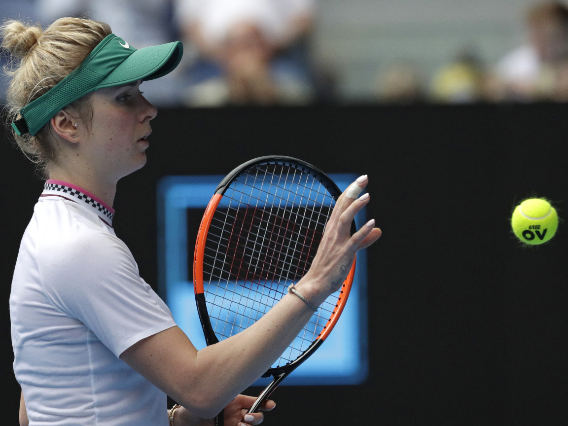 Украинская теннисистка Элина Свитолина на корте с ракеткой