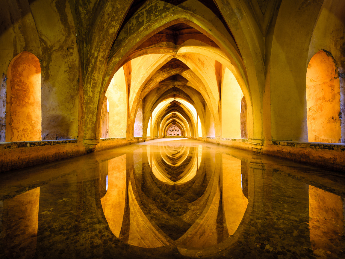 Старинная архитектура отражается в зеркальной поверхности 